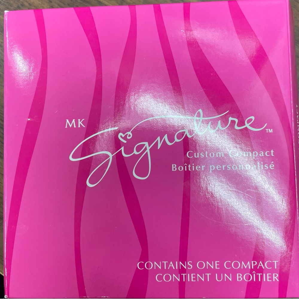 New in Box Mary Kay Custom Compact. Holds lipstick, blush and 3 eye shadows.